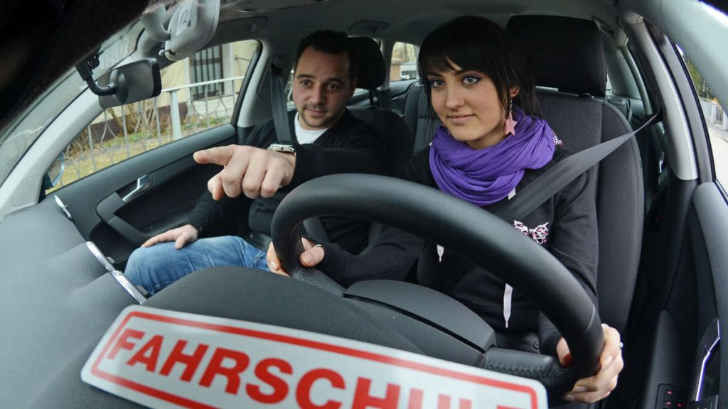 31435489 lehrer und schuelerin im fahrschulauto oef 1780904558